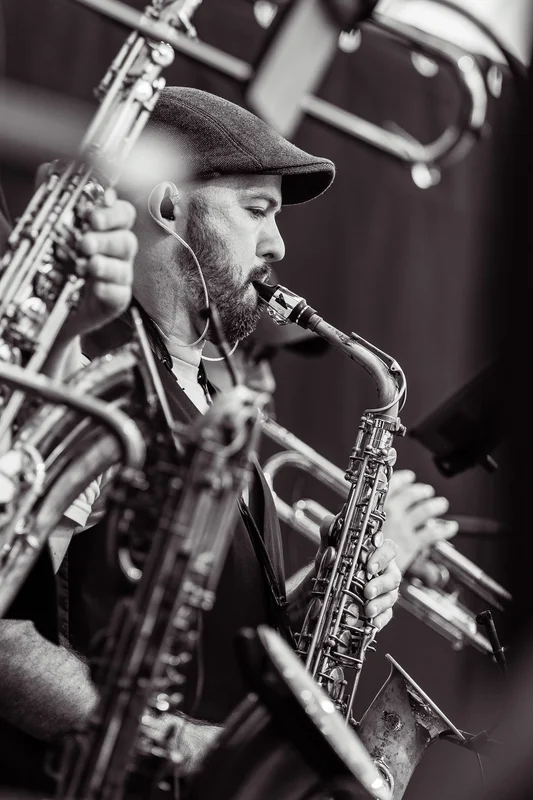 Saxophonist im Bläsersatz von SOUL ITERATION